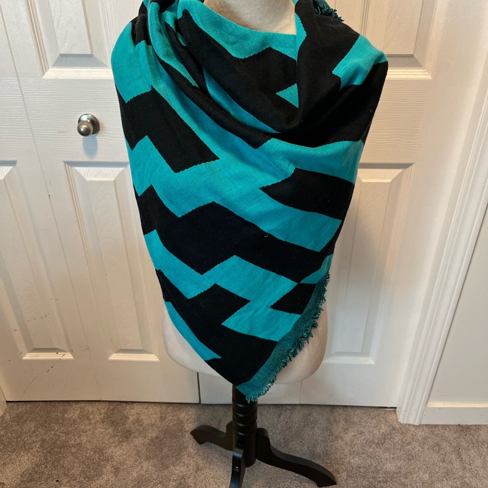 Iviva by Lululemon one size square scarf